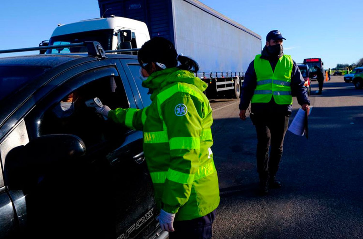 Tras críticas de Provincia, refuerzan controles a trabajadores de salud en retenes