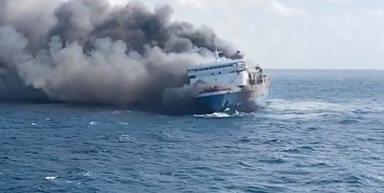 Decenas de ocupantes se arrojaron al mar.