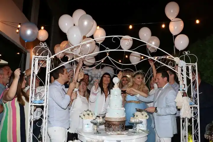 "Lluvia de dólares": El baby shower de Vicky Xipolitakis