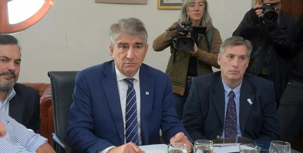 Bastia y Olivares firmantes del decreto y autorizados a dictar nuevas actualizaciones.