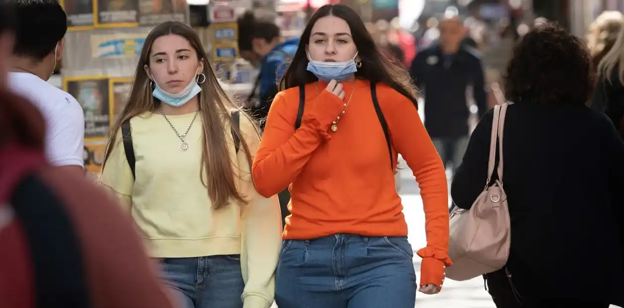 #VIDEO | Cambios en el uso del barbijo en lugares cerrados: ¿qué opinan los vecinos?