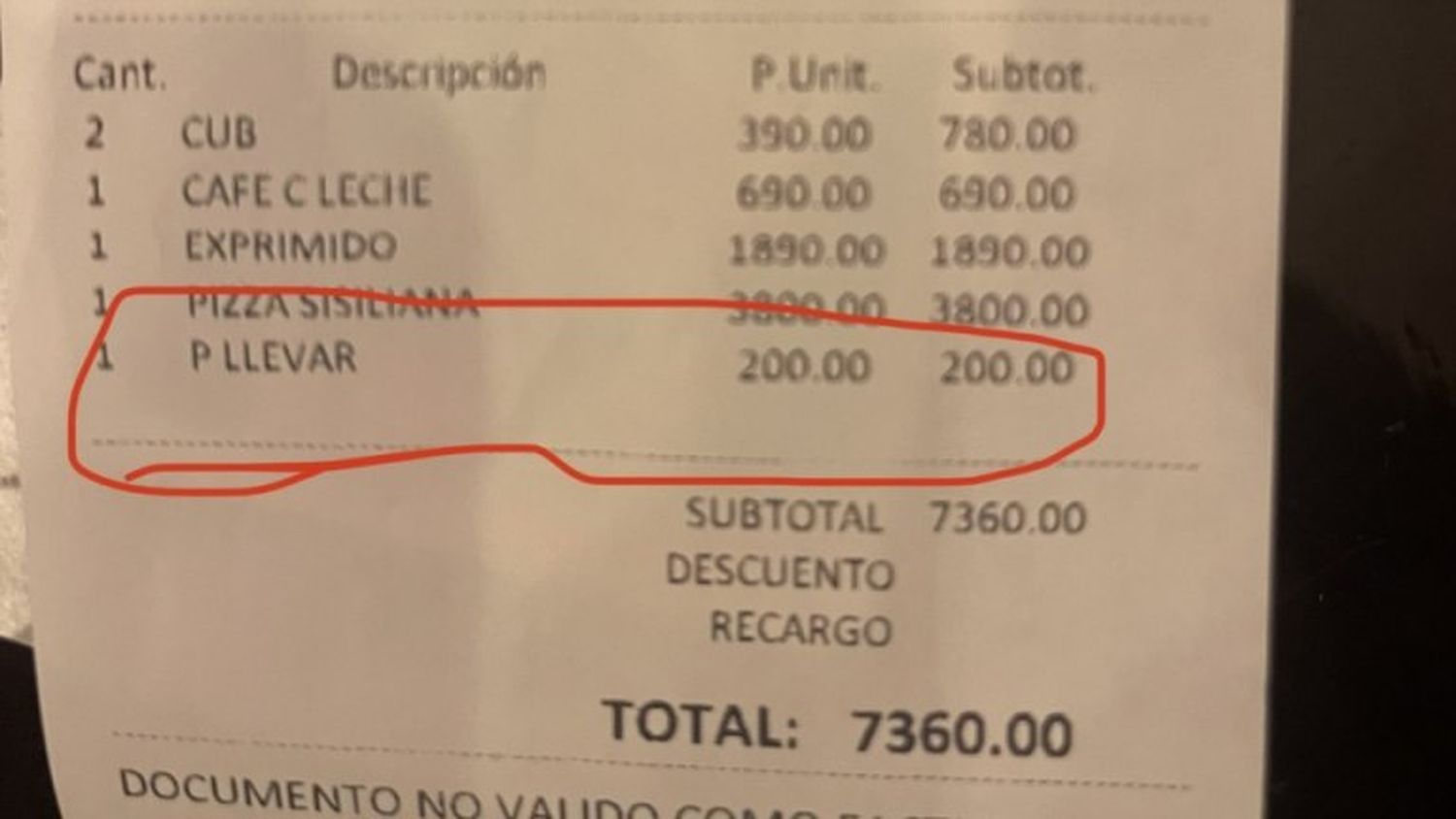 Pidió llevarse las sobras de la pizza y quisieron cobrarle