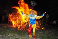 Flor de Murga hace la Fogata de San Juan en homenaje al Padre Raúl