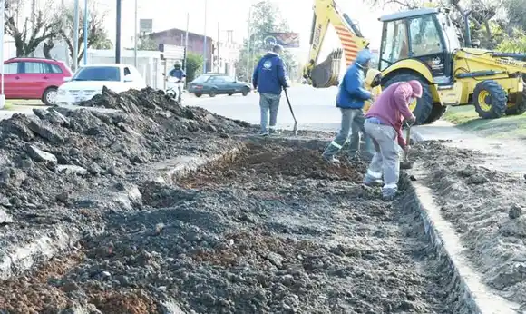 Plan de mejora de la traza vial: Trabajos de repavimentación  y arreglos en Avda. Tavella 