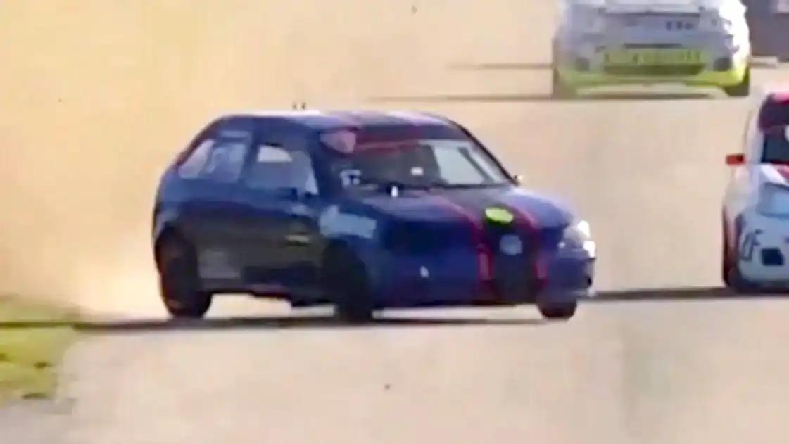 El VW Gol de Ulises Martínez ya recibió el toque. Foto: captura de pantalla.