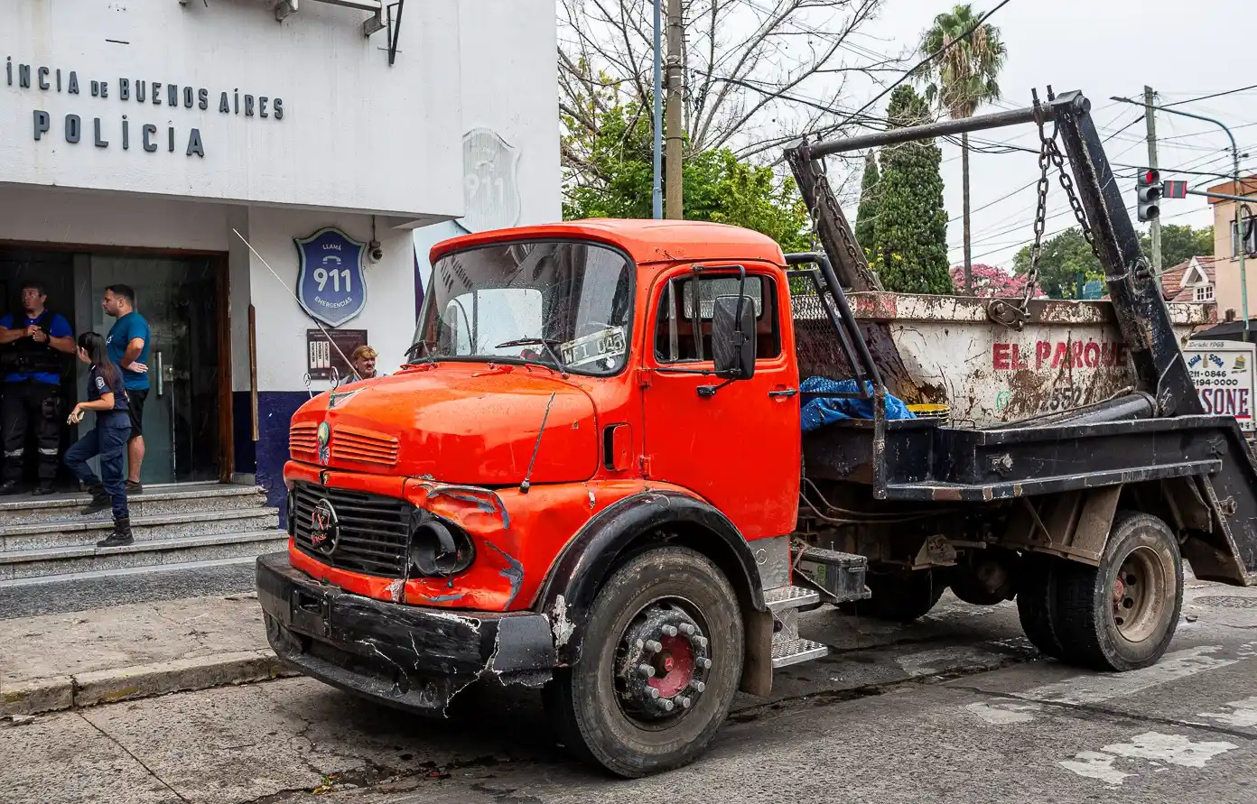 Almirante Brown: El Municipio secuestró un camión que arrojaba basura en el espacio público