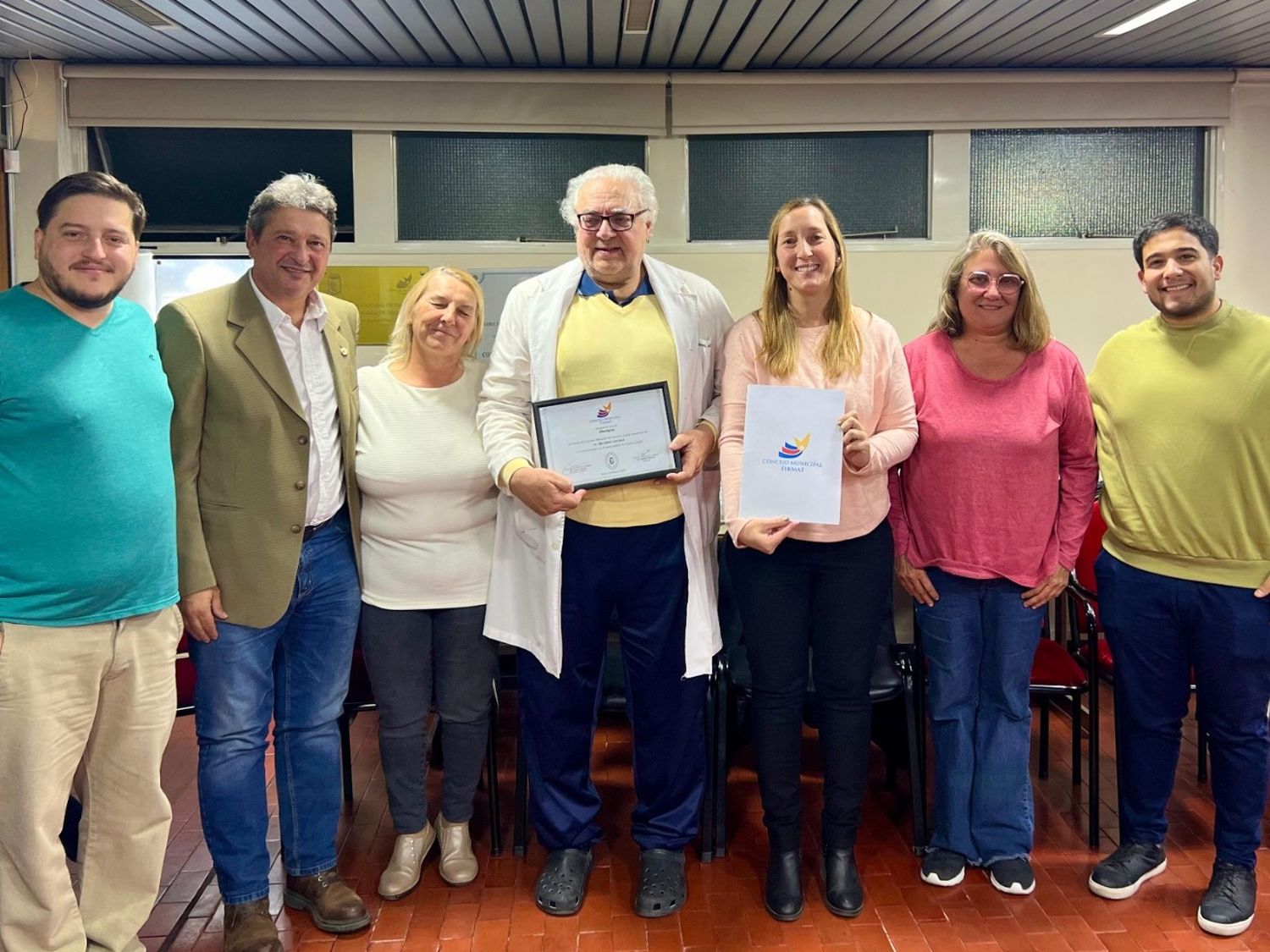 El prestigioso referente sanitario recibió una plaqueta de parte de los concejales. Foto: Gentileza