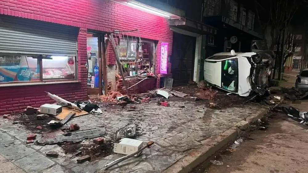 Así quedó el frente donde impactó la camioneta en la madrugada del sábado.

La Capital