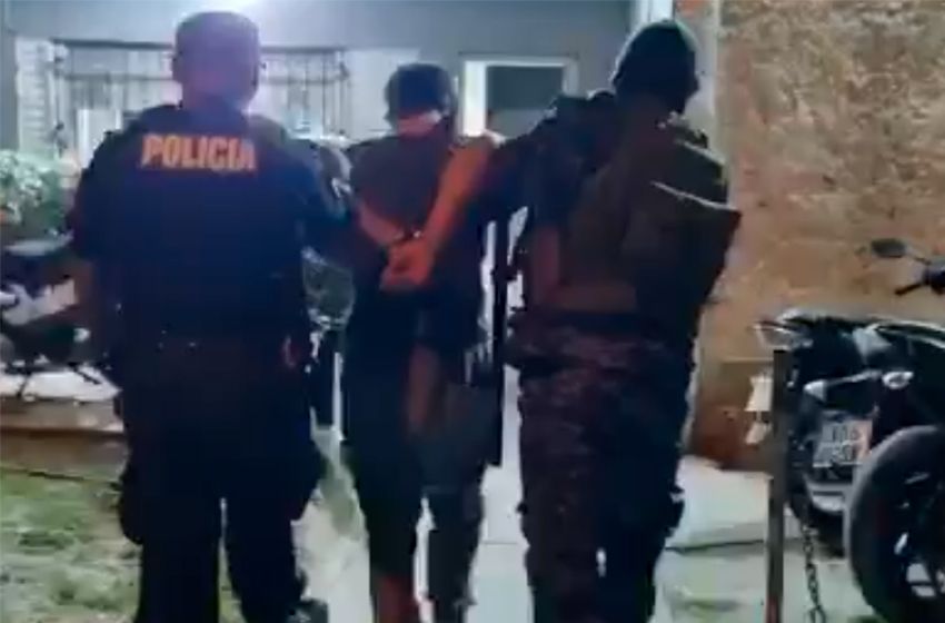 Robaron una moto, escaparon y cuando los vieron, sus amigos agredieron a la policía
