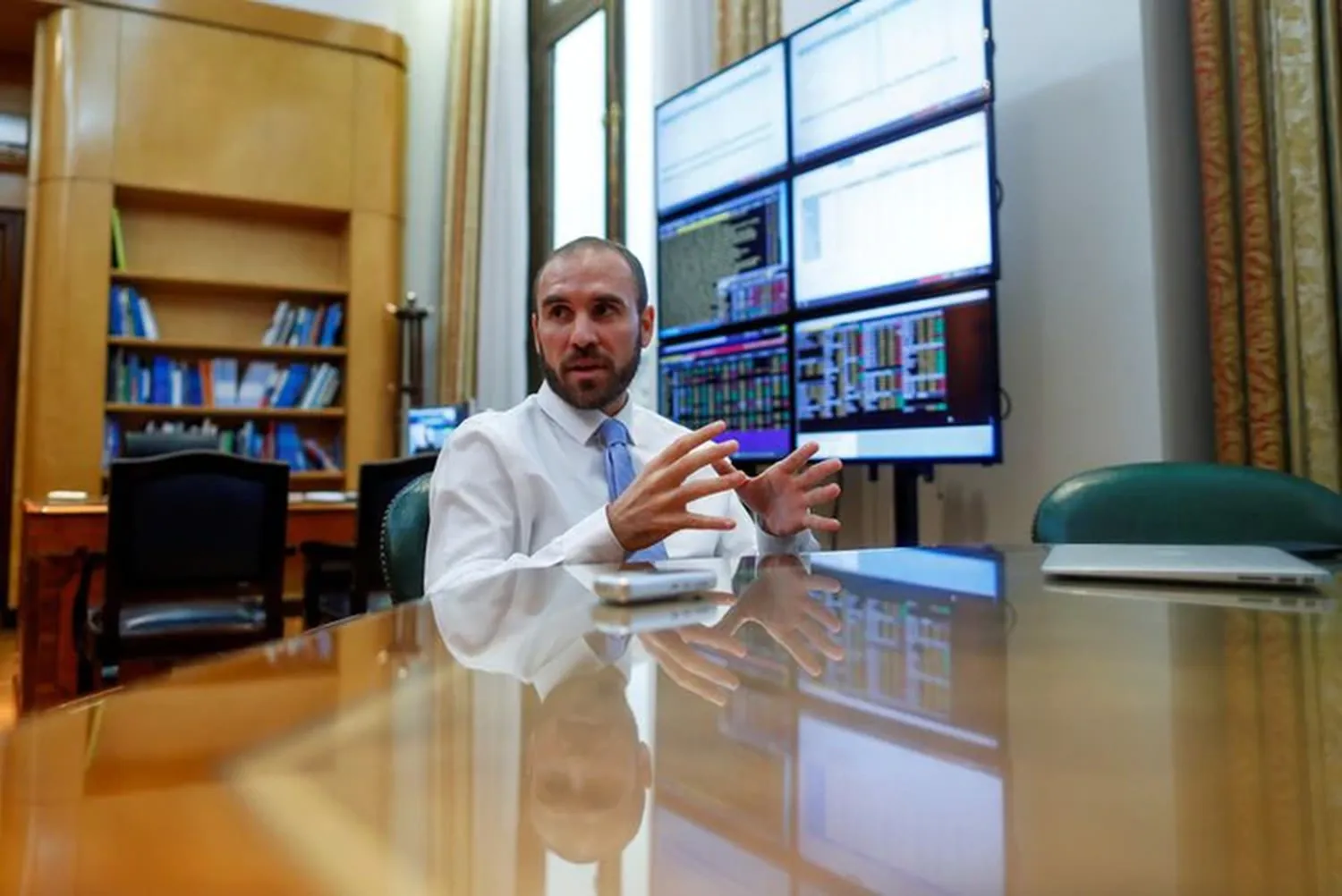 Guzmán atribuyó la suba del dólar a la negociación por la deuda