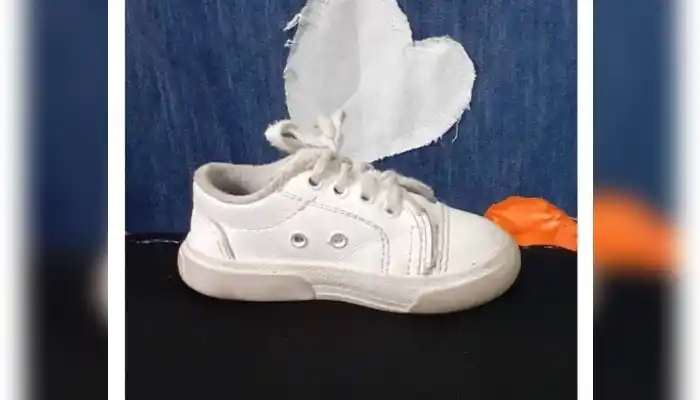 Lola busca la zapatillita de su bebé