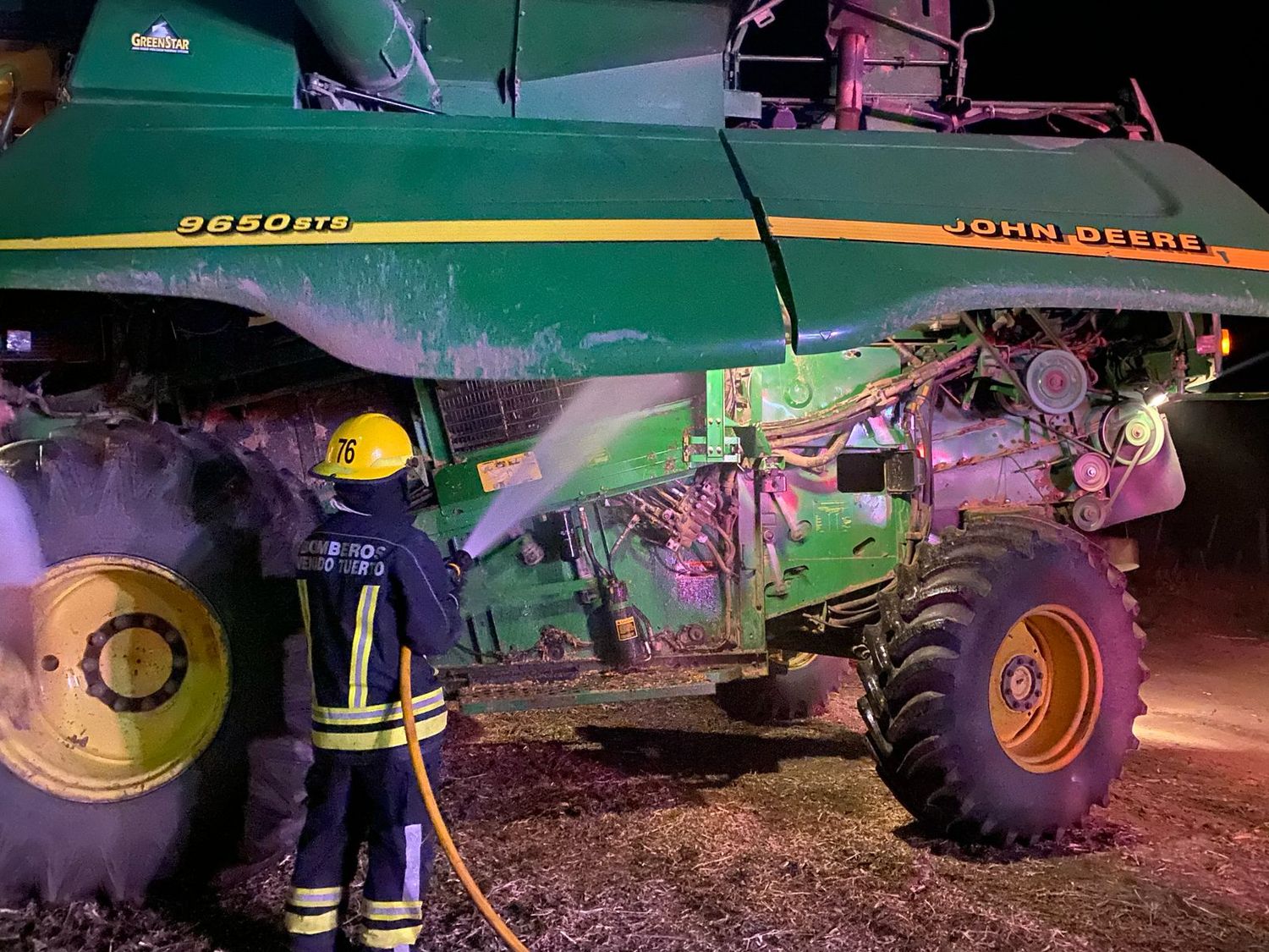 Personal de bomberos trabajando en el enfriamiento de la máquina.