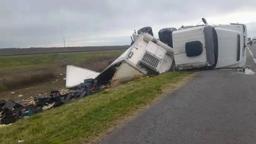 Mar Chiquita: Un camión que trasladaba pescado volcó y lo desparramó sobre la ruta 2