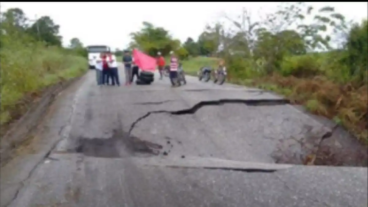 Carro es tragado por MEGAHUECO en Maracaibo este #27Oct