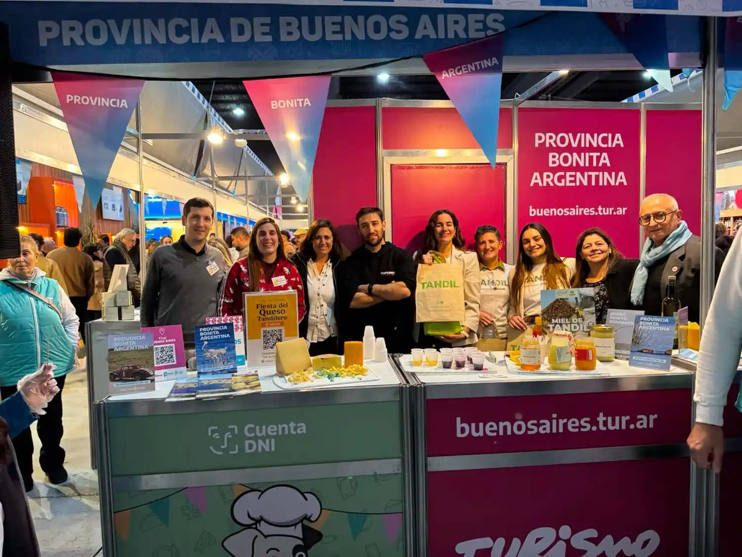 Representantes de la Dirección de Turismo y prestadores locales en la 20° edición de Caminos y Sabores.