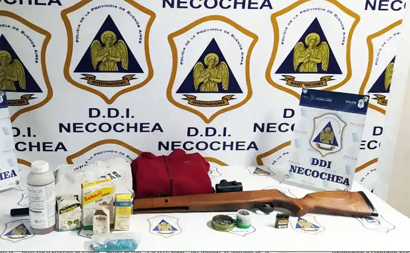 Secuestran un arma larga y diversos tóxicos en una casa