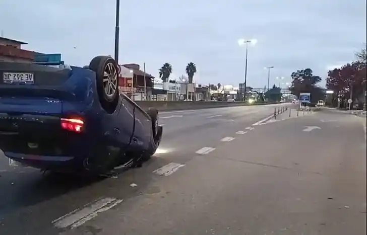 Un auto volcado y abandonado en Lomas de Zamora