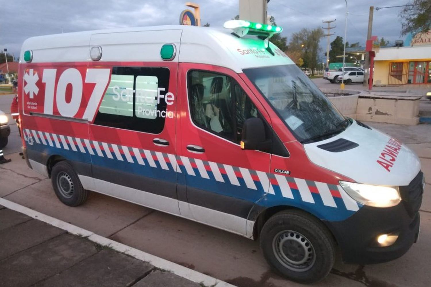 En contramano y a gran velocidad, chocó a un motociclista y lo dejó tirado en el asfalto