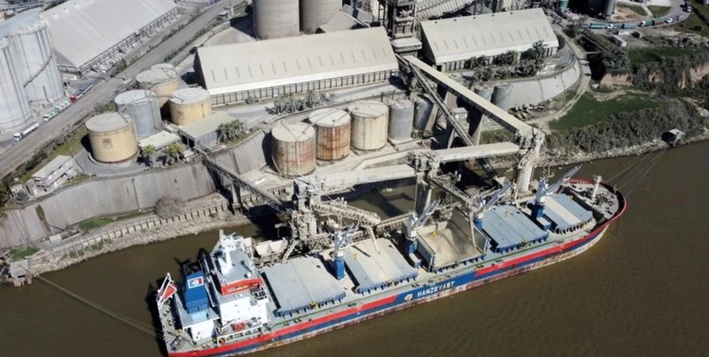 Granos son cargados en un barco en un puerto cercano a la ciudad de Rosario, Argentina.