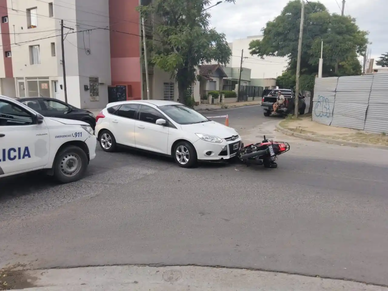 Una mujer fue hospitalizada tras la colisión de un auto con una moto