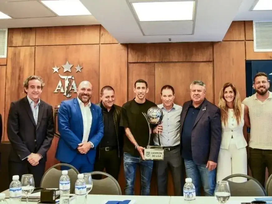 “Campeón de Liga”: AFA le otorgó un trofeo a Rosario Central por ser el líder de la tabla anual.