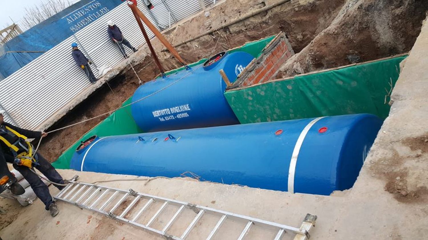 Bajada de tanques de combustible en YPF Crespo
