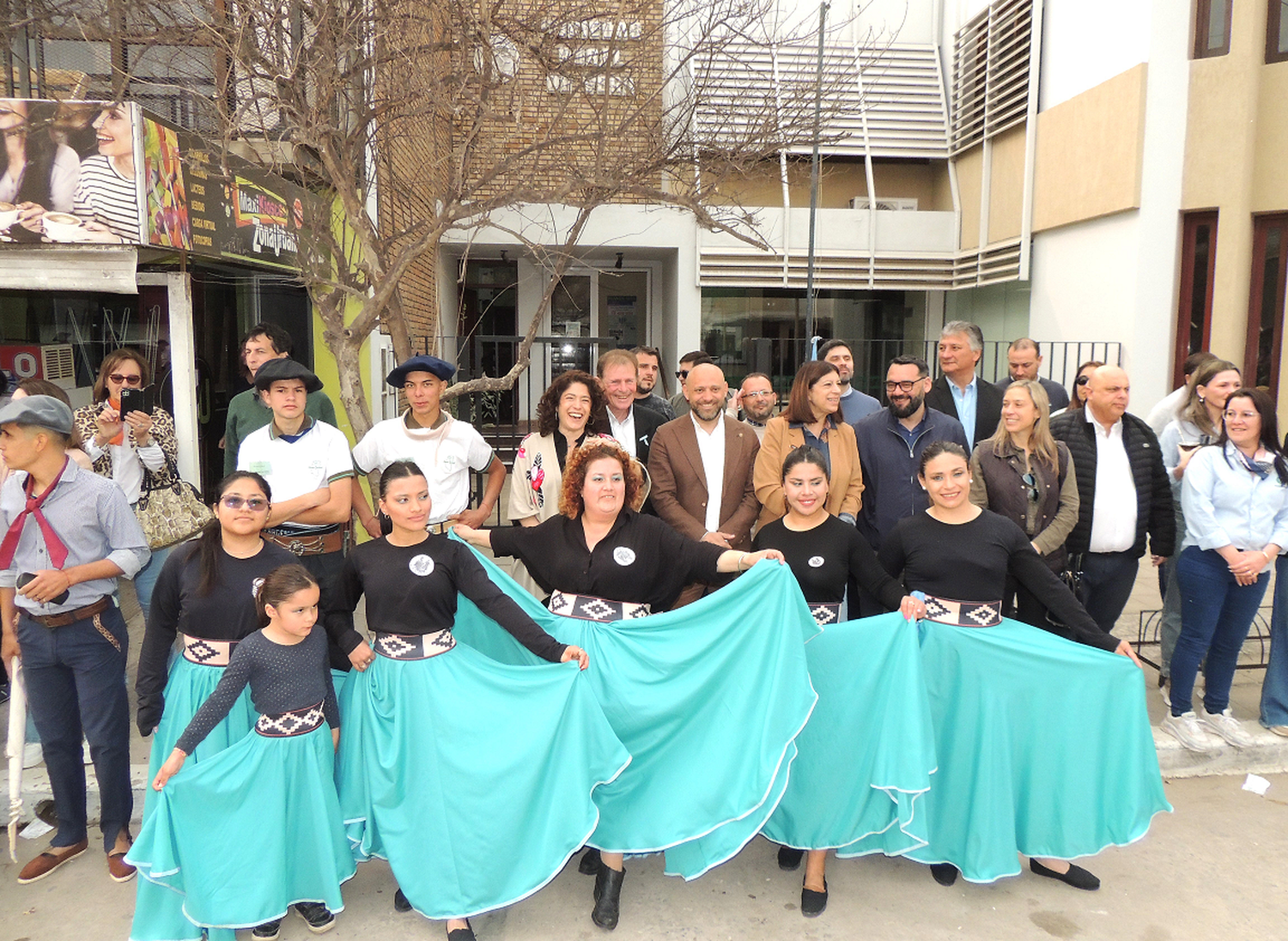 La muestra tuvo un capítulo previo al acto con el desfile de Agrupaciones Gauchas por las calles de la ciudad, con una escala frente a la sede de la SRV, donde la Escuela de Danzas “Raíces Verenses”.