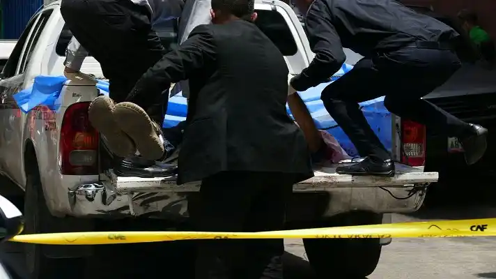 MATARON A TIROS  A UNA PAREJA por no llevar nada de valor al robarla