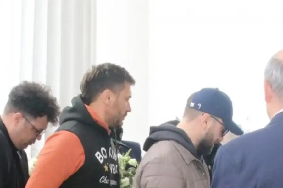 Su hermano Ezequiel y su amigo y compañero de GH Gustavo Conti llevaron el cajón