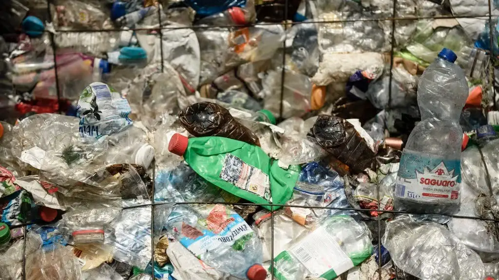 La Fiscalía Europea abrió una pesquisa por irregularidades en un plan de 220 millones de euros financiado por Bruselas para instalar quioscos de reciclaje en distintas regiones del país. (Clemens Bilan/EPA)