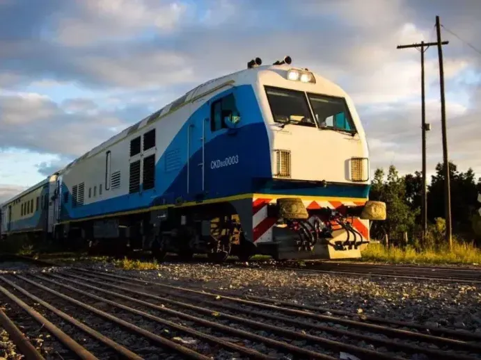 La conexión ferroviaria había sido celebrada por su valor simbólico y funcional.