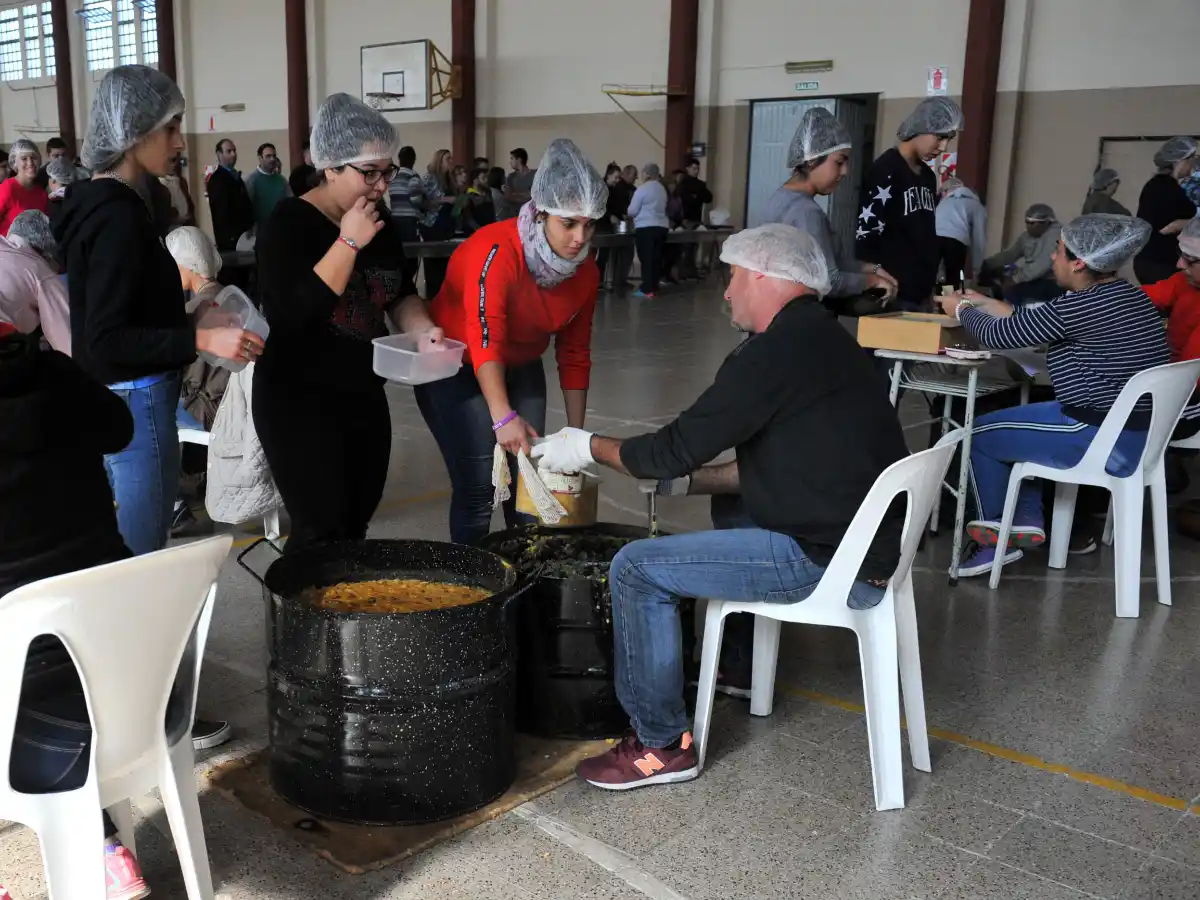 El colegio Ravetti vendió unas 5.000 porciones de locro 