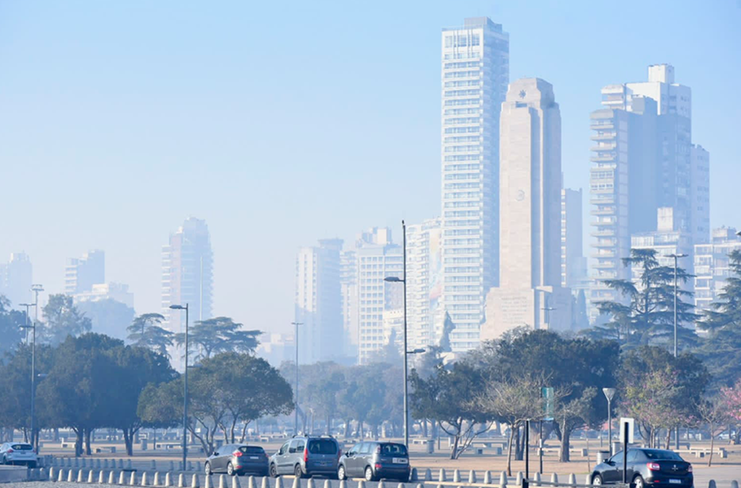 El viento este no ayudará y el humo volverá a sentirse en Rosario durante este miércoles