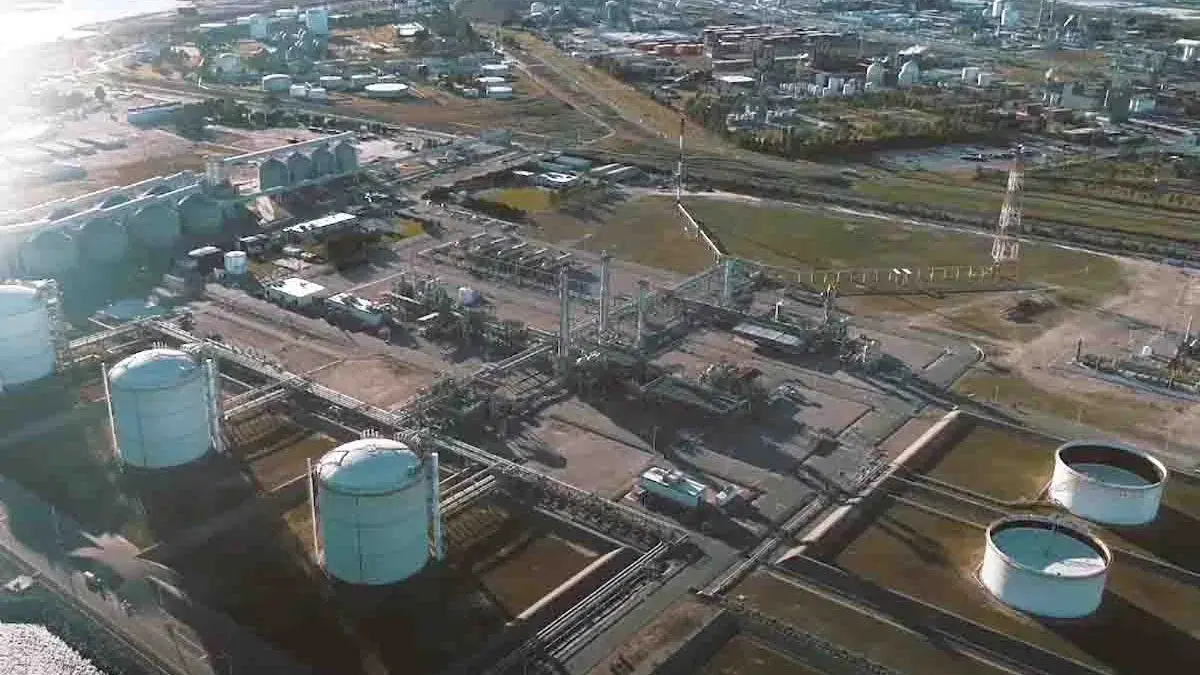 Prevén la ampliación en la Planta Fraccionadora Bahía Blanca.