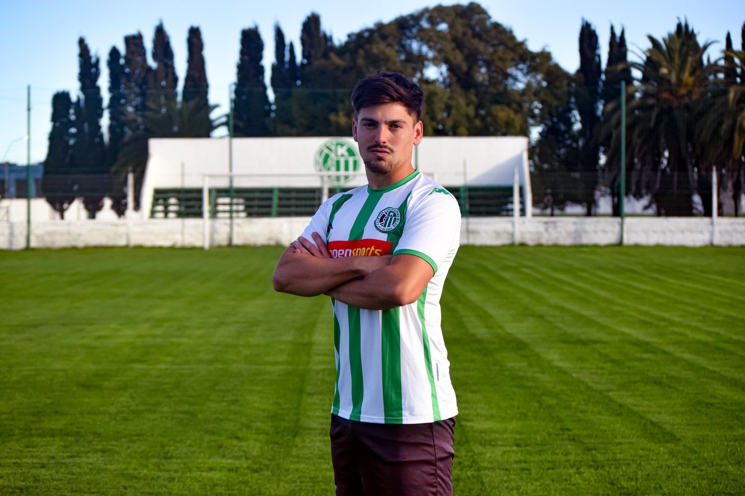 El defensor Facundo Rojas posando con la camiseta del "Dragón" (FOTO: Prensa Kimberley)