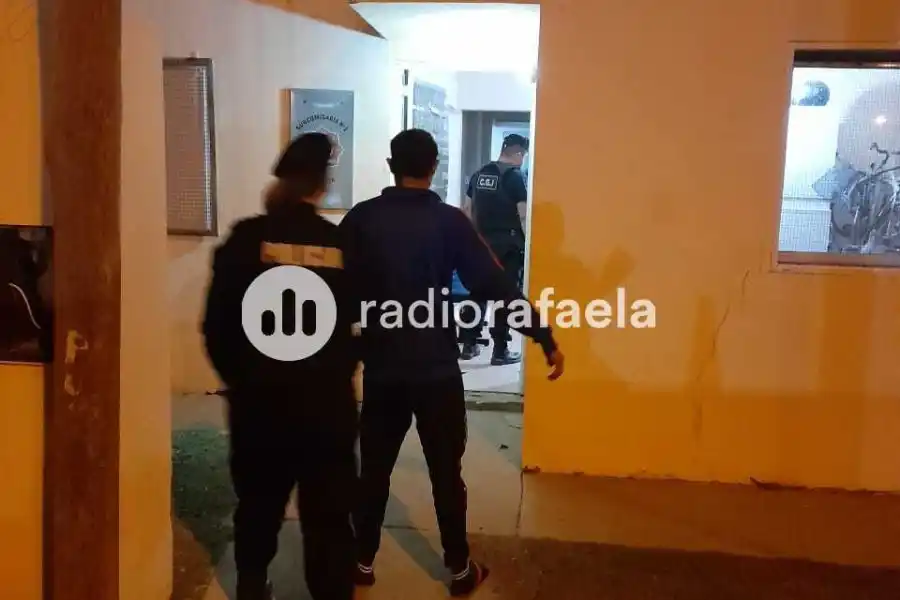 Paseaba de noche con una bici a la par