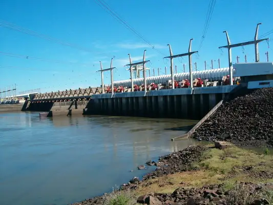 Río Uruguay: reducen el nivel de erogación en Salto Grande