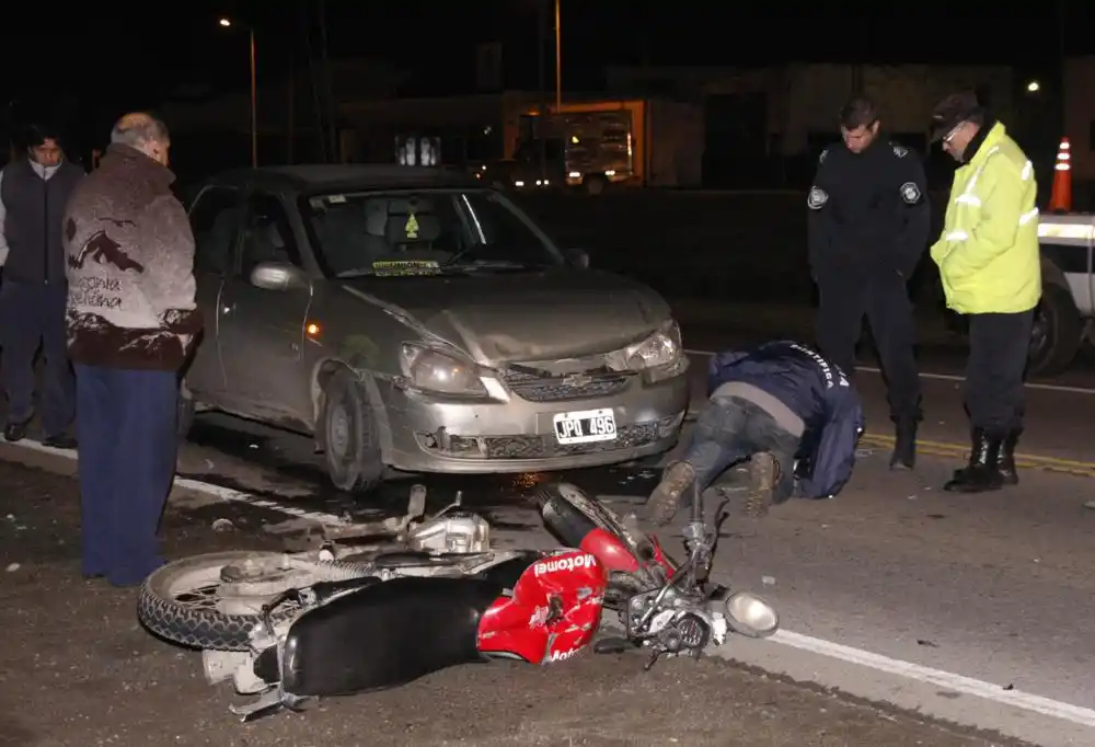 Un motociclista atropelló un perro, fue  embestido por un remís y murió 
