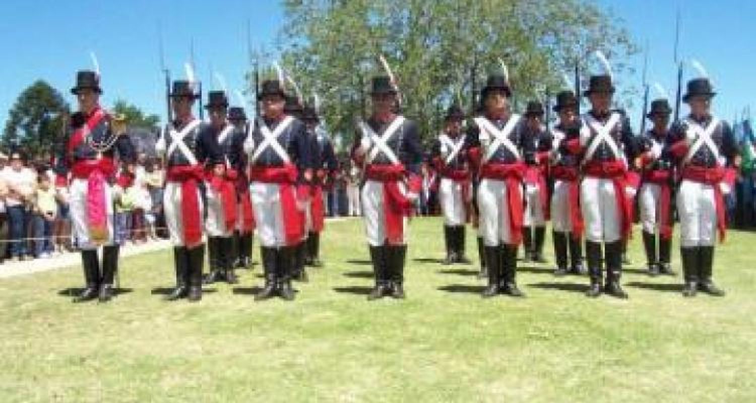 Un impecable acto con desfile y presencia militar