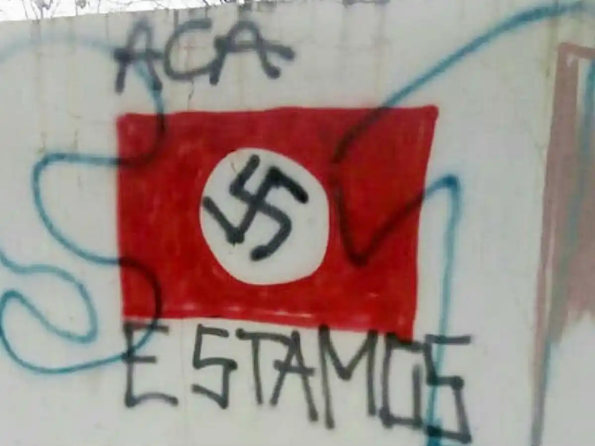 La Provincia repudió las pintadas nazis en el Colegio Domingo Zípoli