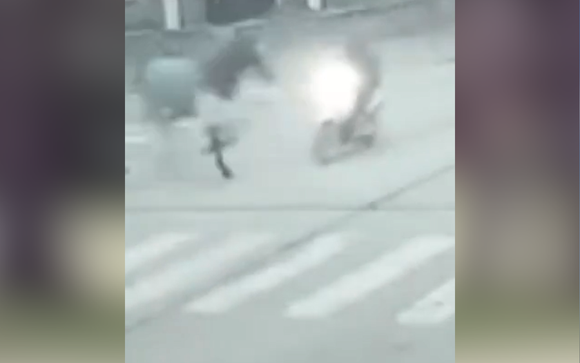 Video: Insólito choque de un caballo a una motoquera en Necochea