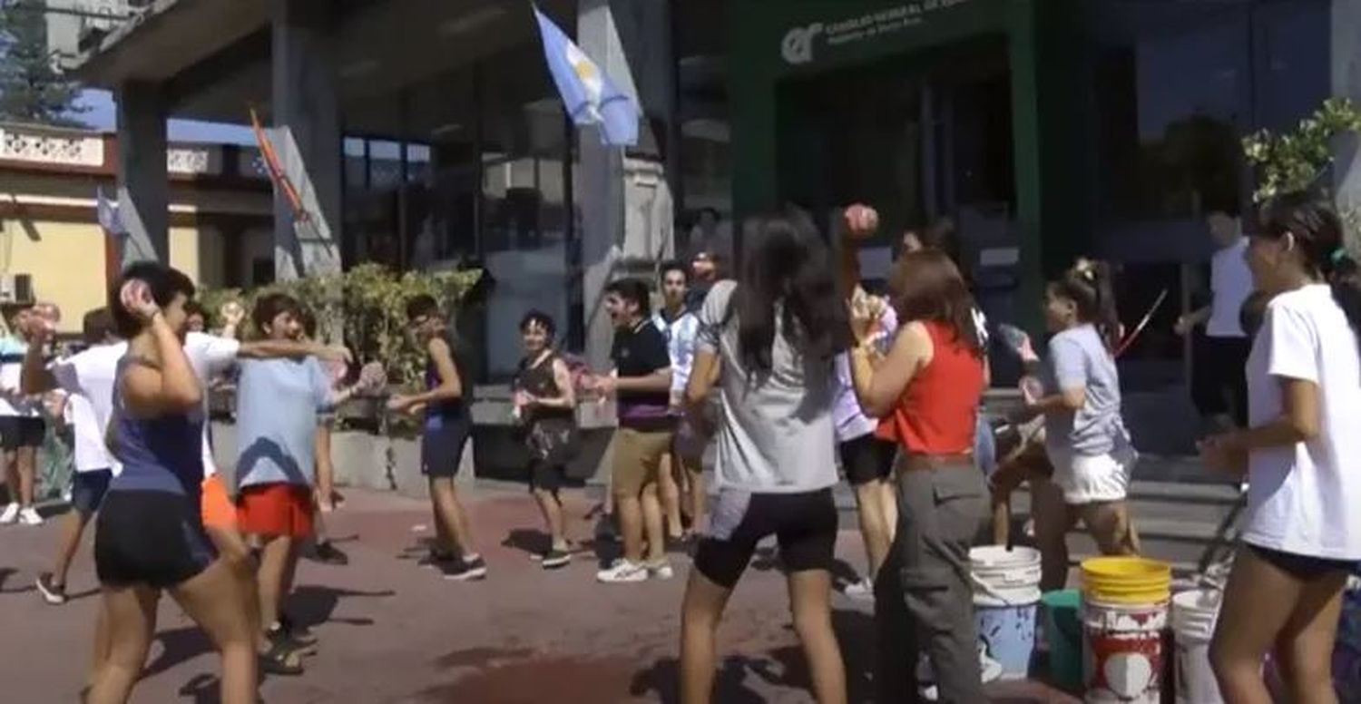 "Guerra de bombitas" frente al CGE por las condiciones en las escuelas ante la ola de calor