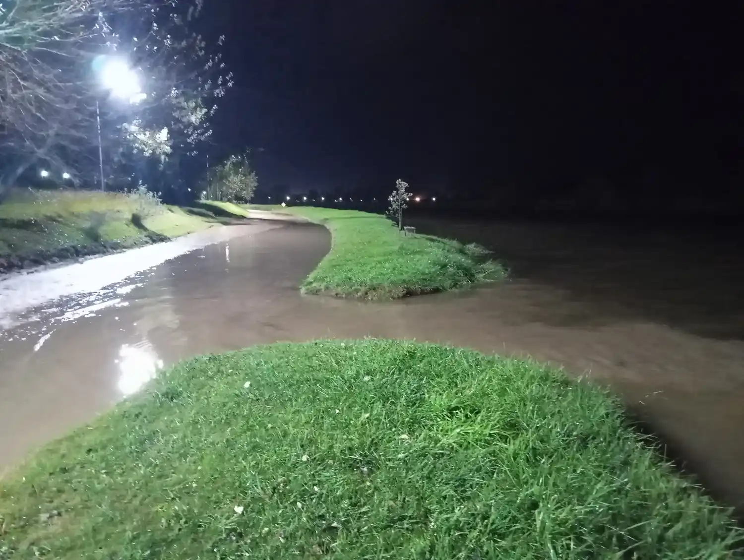Tras la intensa lluvia, se desborda nuevamente el río Quequén