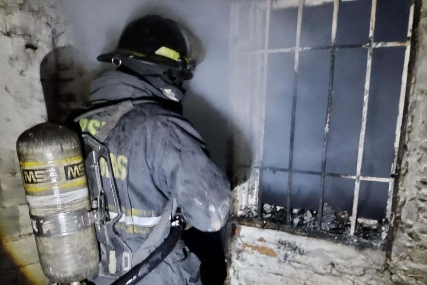 Bomberos intervinieron en dos incendios de vivienda en Rosario: hay una mujer herida