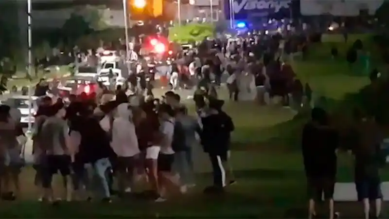 Fiesta e incidentes: no quiso compartir la bebida y le partieron un ladrillo en la cabeza