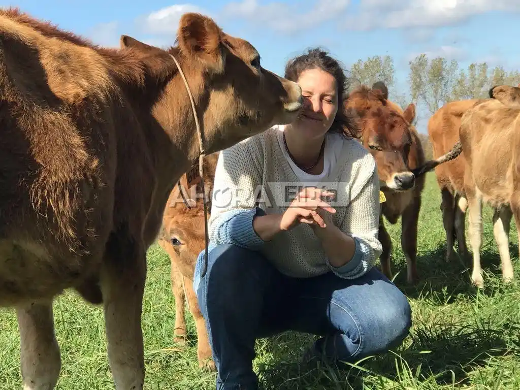 Quién es Josefina, la veterinaria gualeguaychuense que viajó por el mundo y se convirtió en experta en tambos robóticos