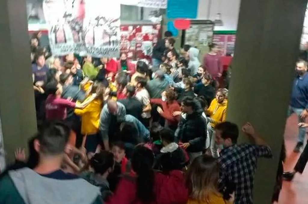 Suspenden las clases en la Facultad de Filosofía de la UBA por peleas entre agrupaciones estudiantiles