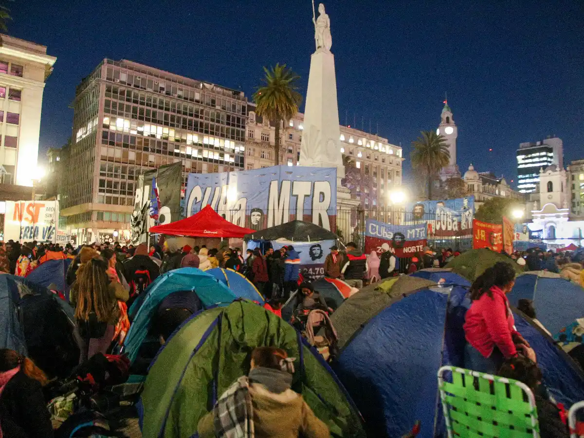 Continúa el acampe de organizaciones piqueteras en Plaza de Mayo