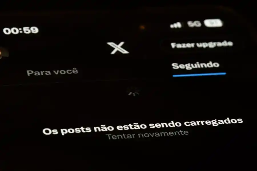 Fotografía del 30 de agosto de 2024 de un celular que muestra la aplicación de la red social X momentos después de haber dejado de funcionar en Brasil debido a un bloqueo impuesto por el Supremo Tribunal Federal en Sao Paulo (Brasil). EFE/Isaac Fontana