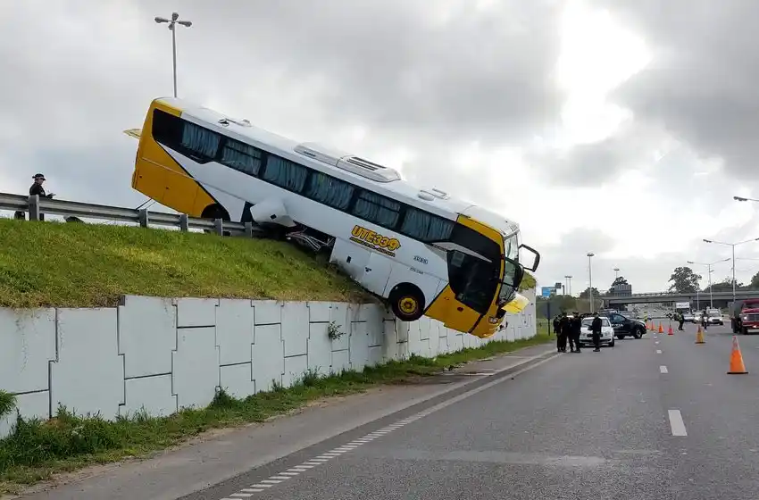 Un colectivo quedó colgado en Circunvalación y el acceso a la autopista Rosario-Santa Fe
